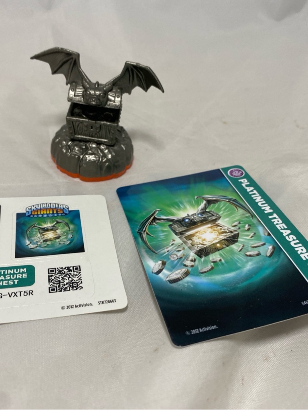 Skylanders Giants PLATINUM TREASURE CHEST Magic Item w/ Card & Sticker Sheet -